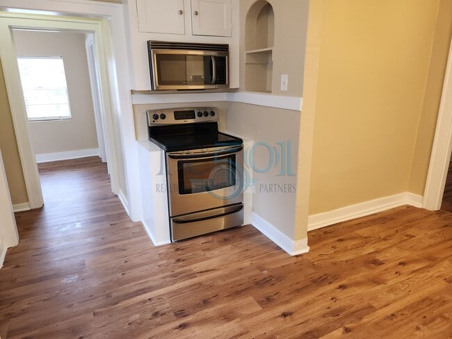 Building Photo - Addorable Newly Updated 3 Bedroom 2 Bathroom Hillcrest Cottage Minutes From UAMS!!!