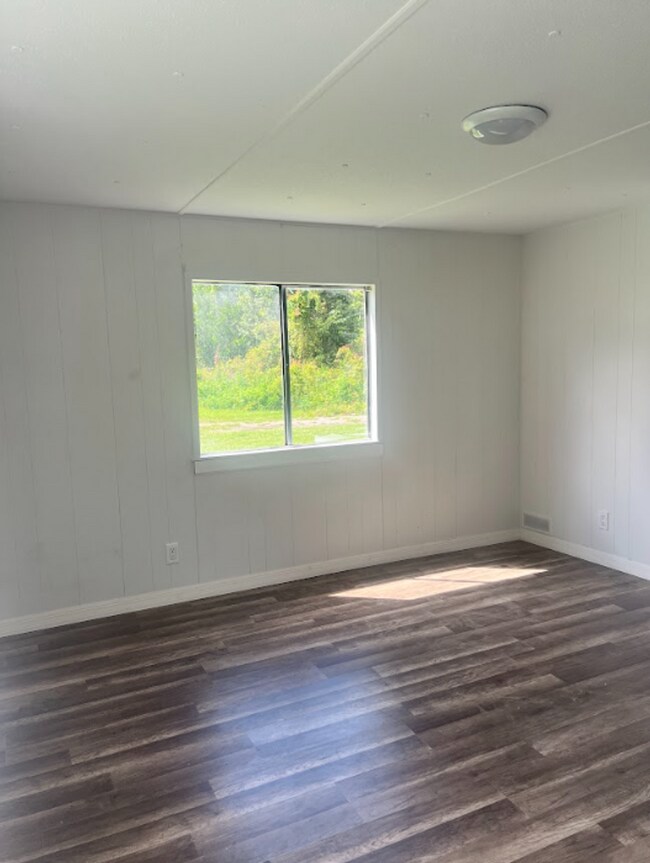Building Photo - 7017 Silver Lake Dr