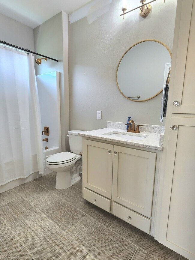 Building Photo - Stunning 2-story Home in the Coveted East Pensacola Heights!