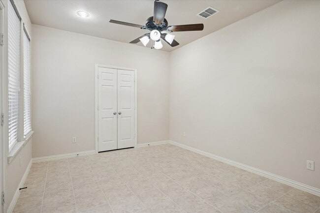 Building Photo - Stunning home in Panther Creek