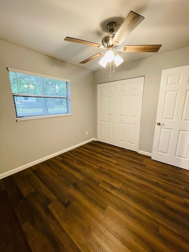 Building Photo - Renovated 3/1 house in SW Gainesville!