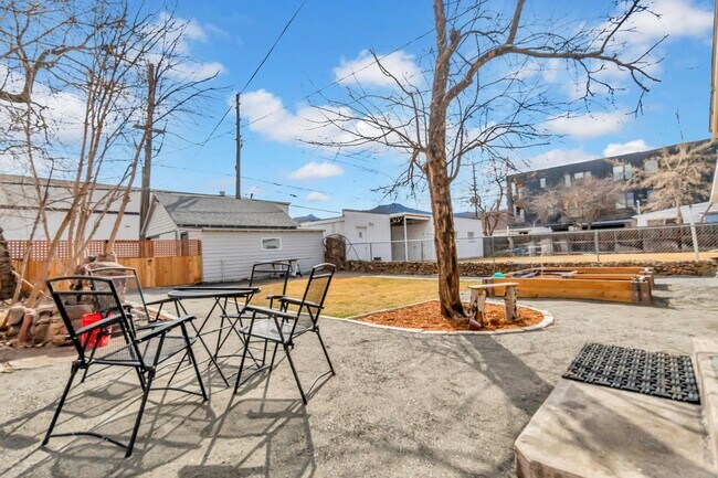 Building Photo - 2738 Pine St