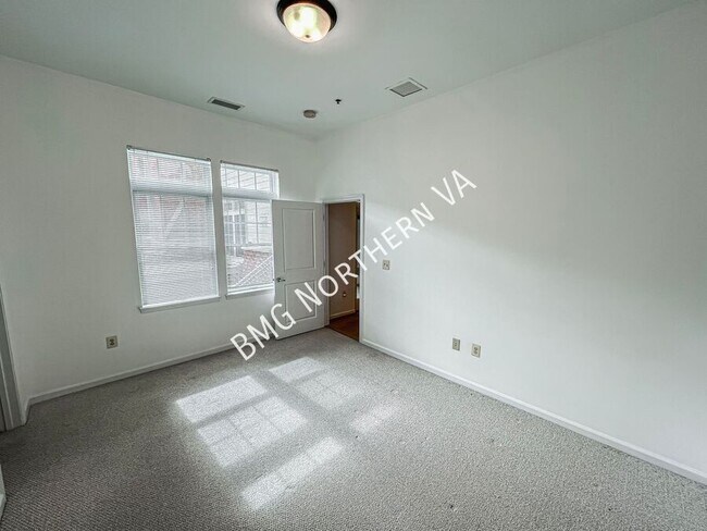 Building Photo - 309 Holland Ln