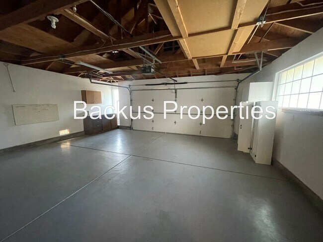 Building Photo - Stunning Three Bedroom in North Salinas  (...