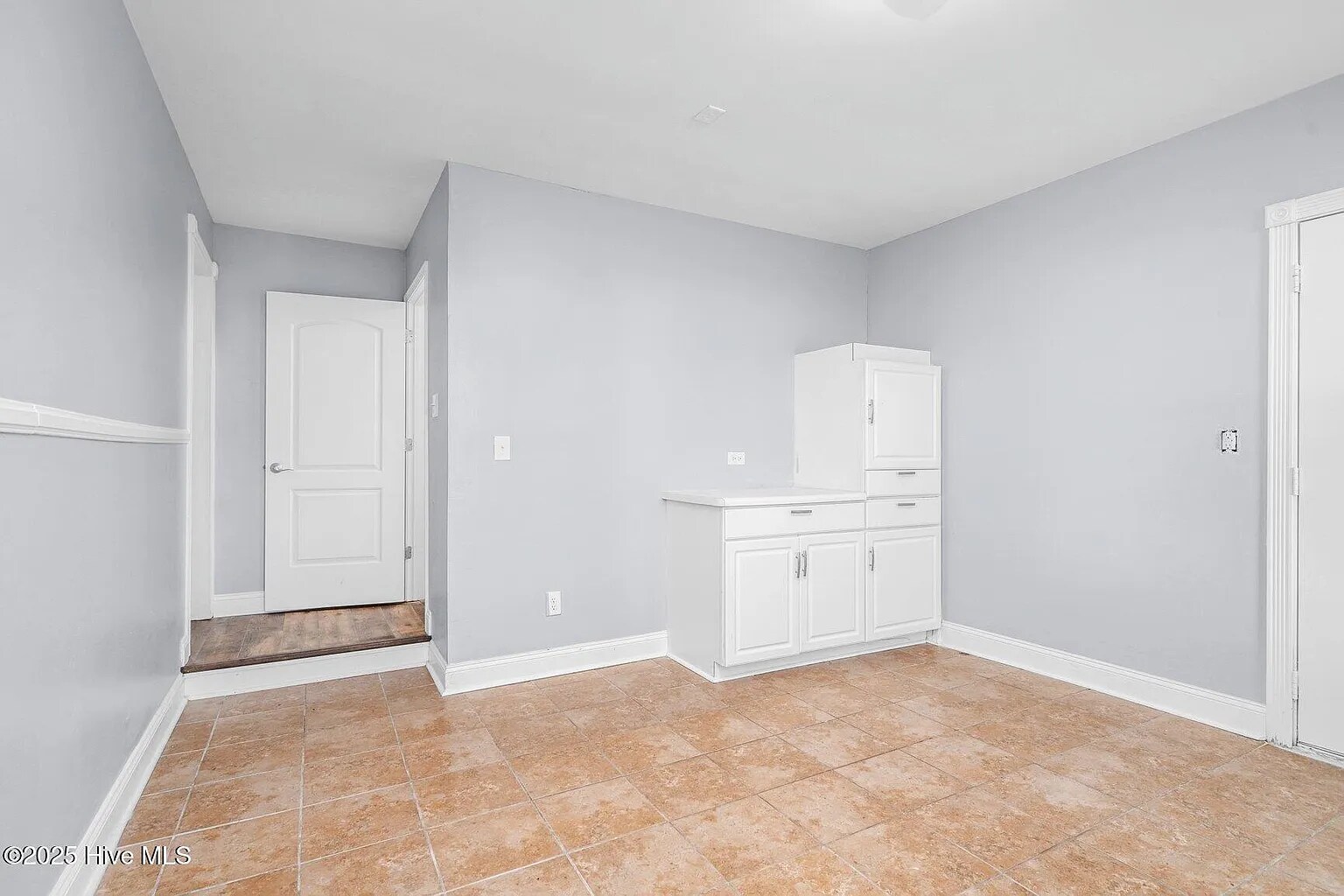 Building Photo - Room in House on Sara Dr