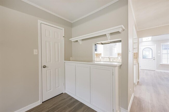 Building Photo - 433 Sunset Dr