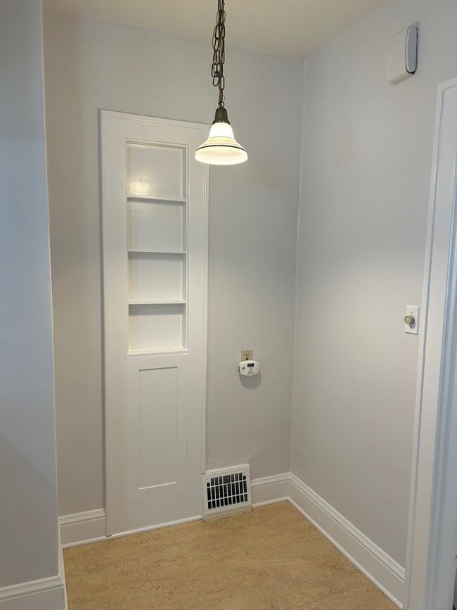 Building Photo - Spanish-Style Apartment Close to Belmont/Laurelhurst Located on Famous Peacock Lane! Loaded with ...
