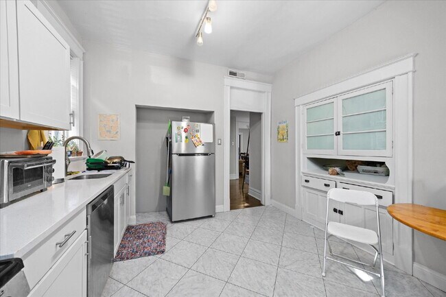 Building Photo - "Charming 3-Bed Duplex with Hardwood Floors & Cozy Fireplace - 6114 Waterman Blvd, St. Louis!" ST...