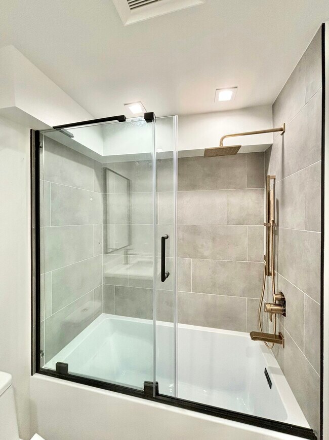 Building Photo - 410 Lucas Ave