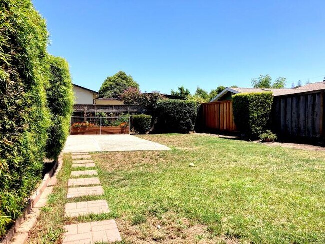 Building Photo - 4 bedroom in Hayward CA 94544