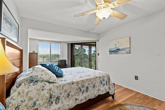 Building Photo - 1942 Golf View Dr