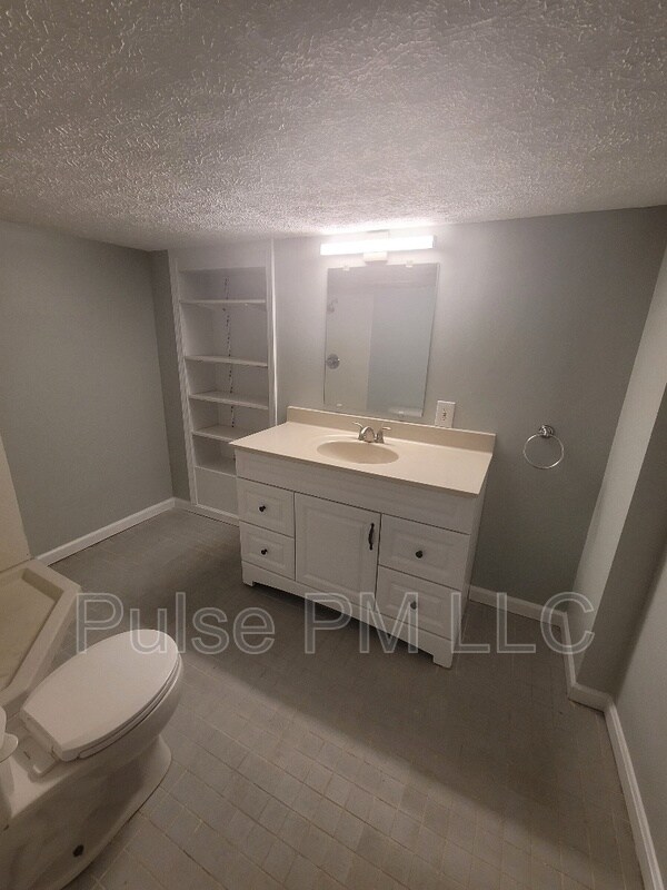 Building Photo - 2222 Oakland Ave