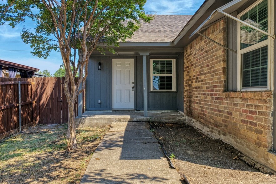 Building Photo - 6028 Dooley Dr
