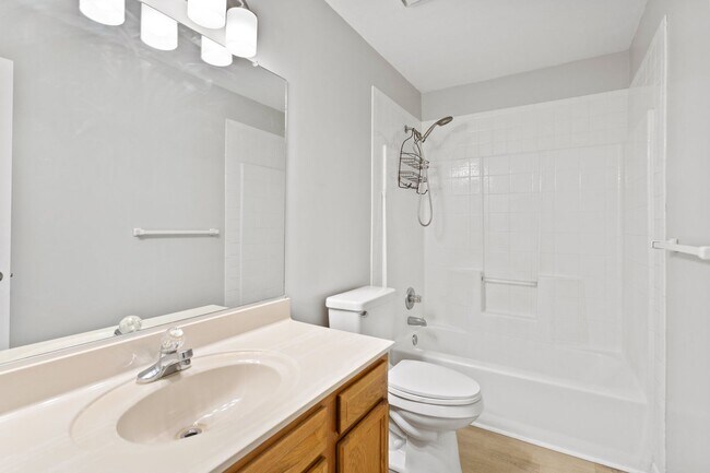 Building Photo - 5BR/3BA with Fresh Paint and New Carpet in...