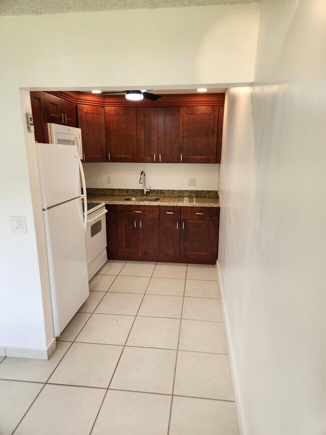 Building Photo - 600 Village Green Ct