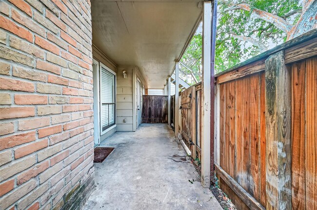 Building Photo - 2110 Wilcrest Dr