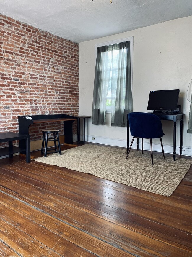 Primary Photo - 734 N Taylor St