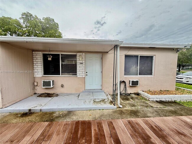 Primary Photo - 1049 SW 3rd St
