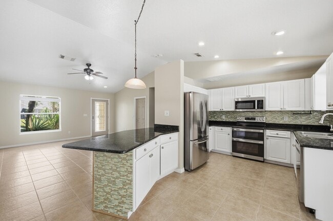 Building Photo - 1707 SE Manth Ln