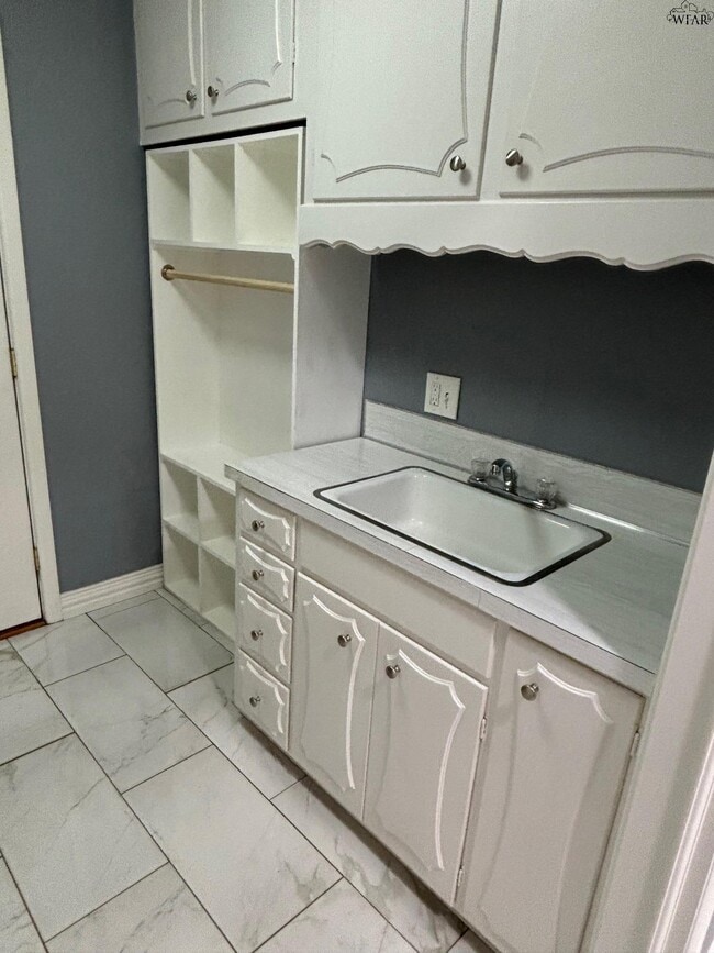 Building Photo - 2627 Bretton Rd