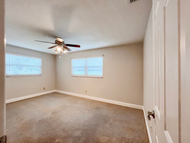 Building Photo - 1858 Oak Park Dr S