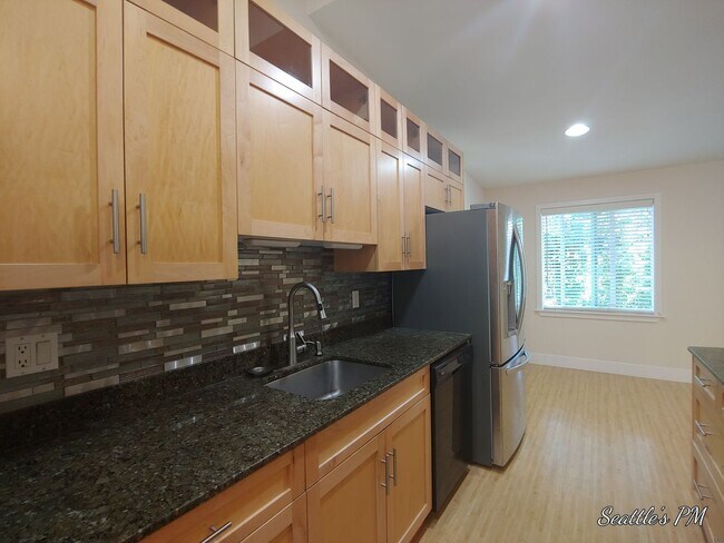 Building Photo - Beatiful Top Floor Condo-Close to Light Rail