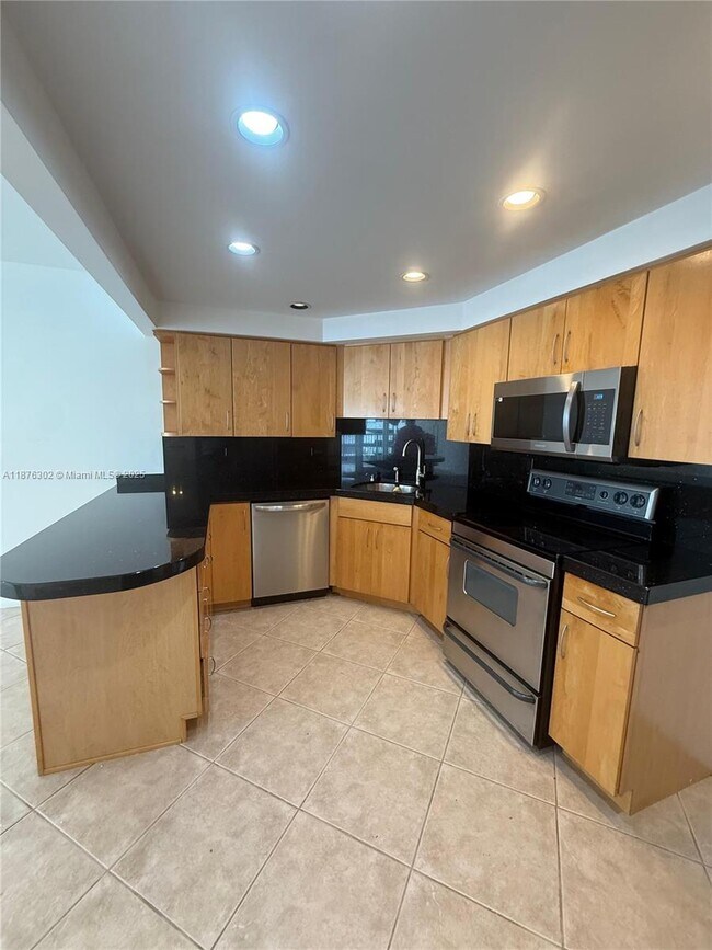 Building Photo - 1408 Brickell Bay Dr