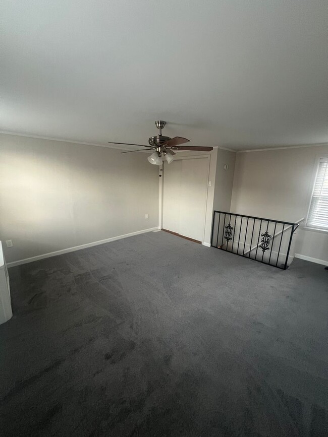 Building Photo - Four bedroom Gemin Port Richmond