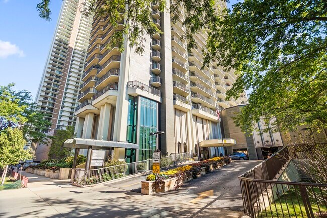 Building Photo - 6007 N Sheridan Rd