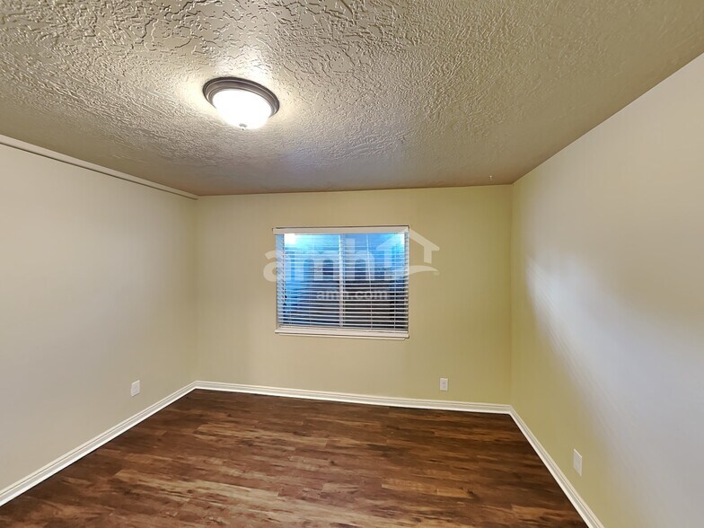 Building Photo - 4525 W Lake Breeze Ln