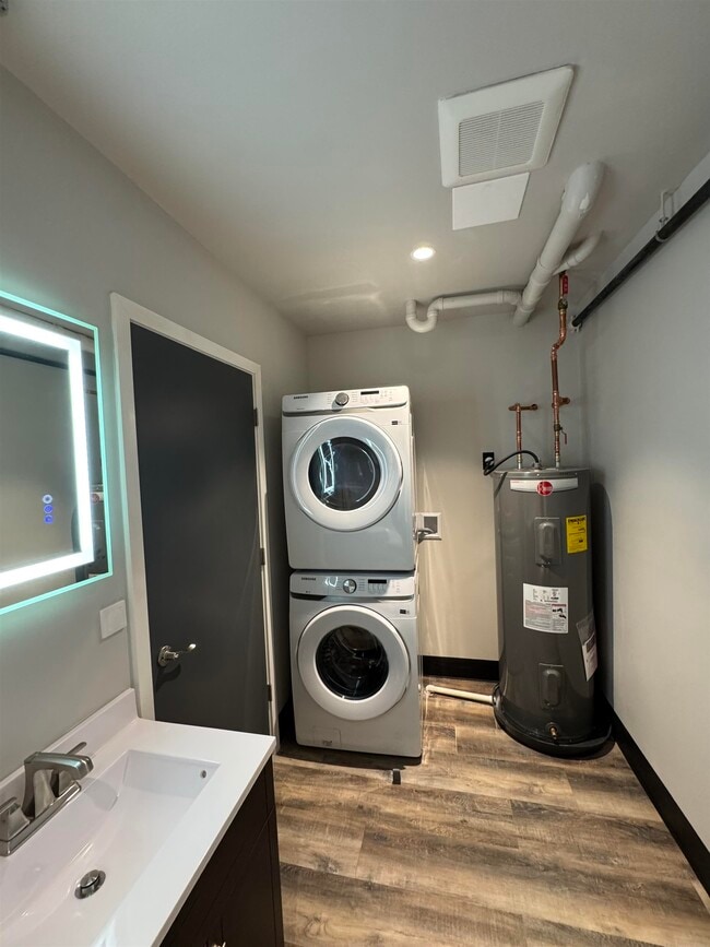 Building Photo - 824 W 8th St