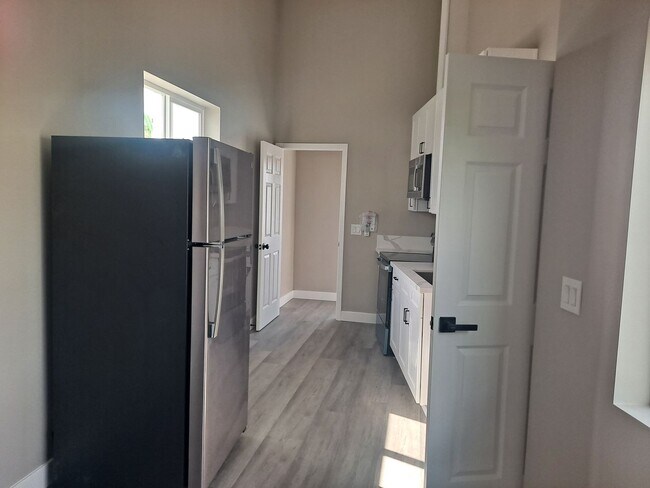 Building Photo - upstairs studio lots of natural lite