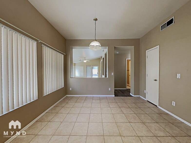 Building Photo - 685 E Cantebria Dr