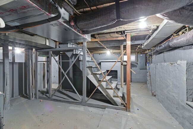 Building Photo - 305 W Broadway