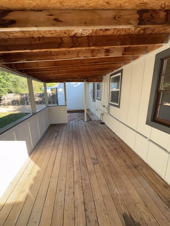 Building Photo - Beautifully Updated 3 Bedroom 2 Bath Home ...