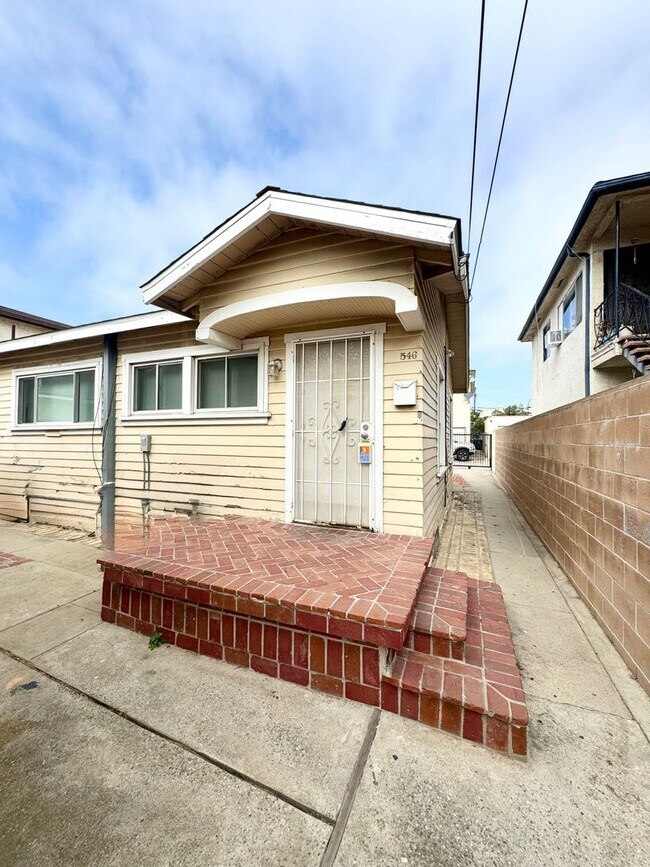 Building Photo - 550-550 W 20th St