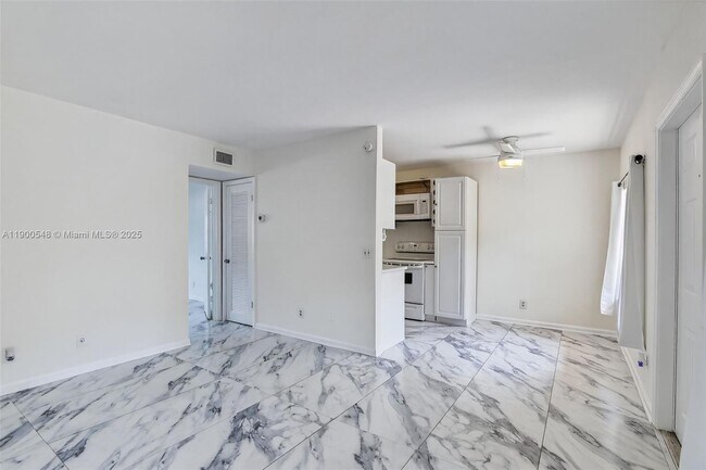 Building Photo - 1405 Miami Rd