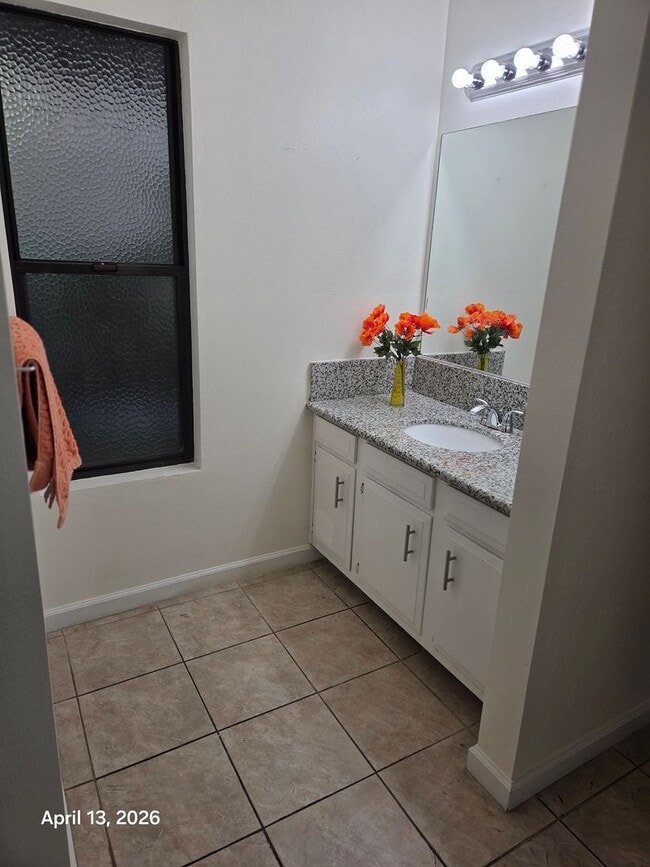 Building Photo - Spacious Downtown Sacramento Condo