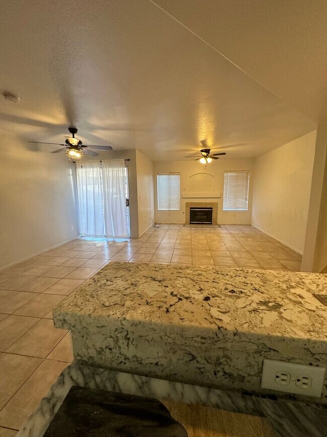 Building Photo - MUST SEE 2 BEDROOM CONDO!