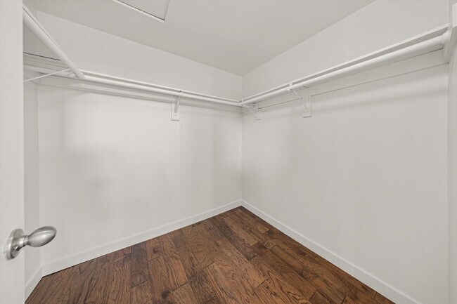 Building Photo - 711 Saratoga St