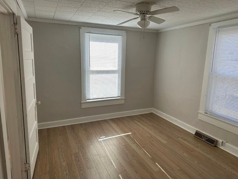 Building Photo - 110 S Valley St