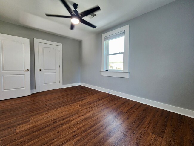 Building Photo - Updated two bedroom in Wagener Terrace - u...