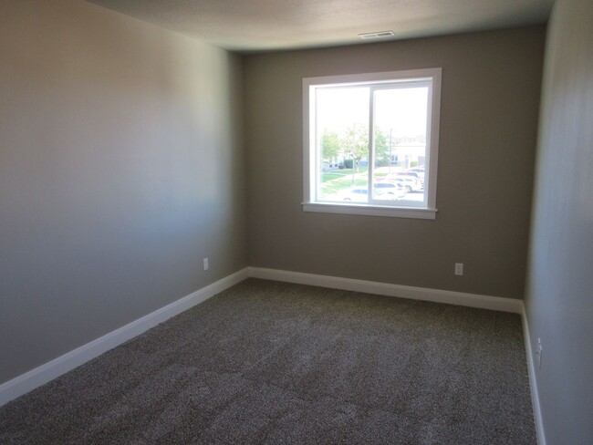Building Photo - 3 bedroom, 2.5 bath - Newer town home livi...