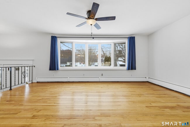 Building Photo - 10 College St