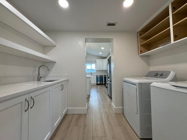 Building Photo - 2/2 plus Bonus Room in Ormond By the Sea
