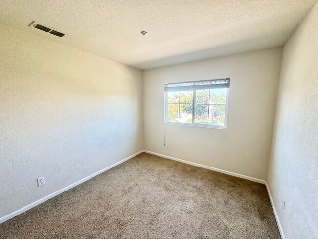 Building Photo - Lovely 2 Story Home In East Woodland In Great Location