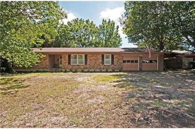 Building Photo - 841 Hillside Dr