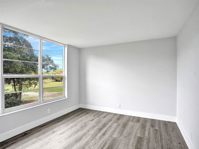 Building Photo - 605 Oaks Dr