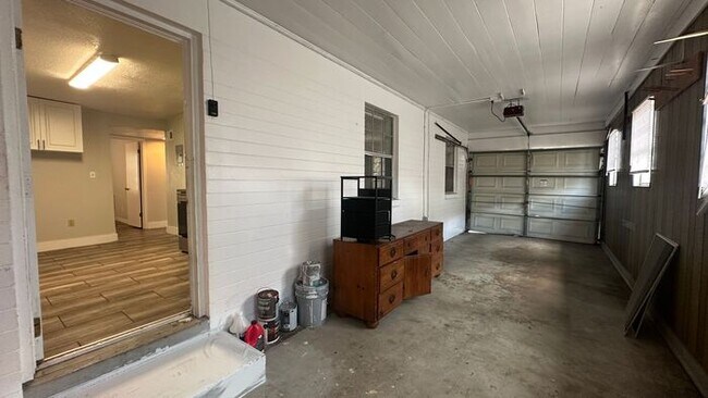 Building Photo - Spacious 3 Bed, 2 Bath Just Minutes from the Beach