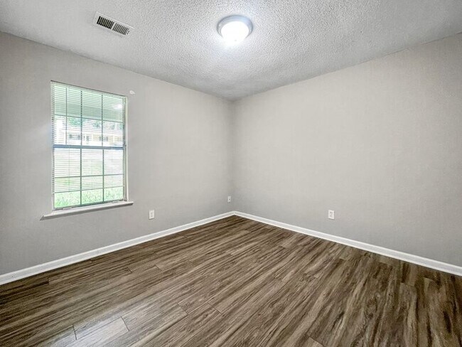 Building Photo - 2135 Valley Oaks Dr SE
